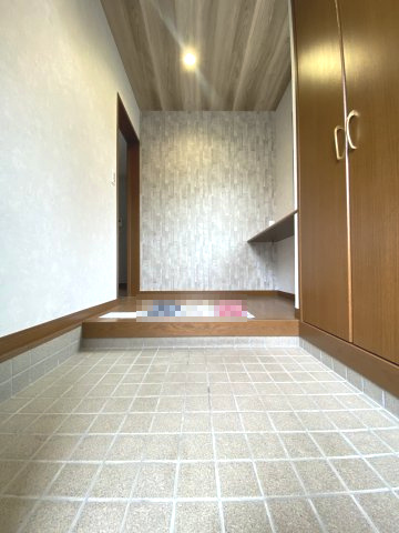 京都市西京区御陵峰ケ堂町2丁目の玄関|玄関にはシューズクローゼットを完備！
ご家族の靴や小物をすっきり収納でき、玄関まわりを整頓できます。