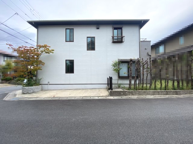 京都市西京区御陵峰ケ堂町2丁目の外観|外構にもこだわられています。