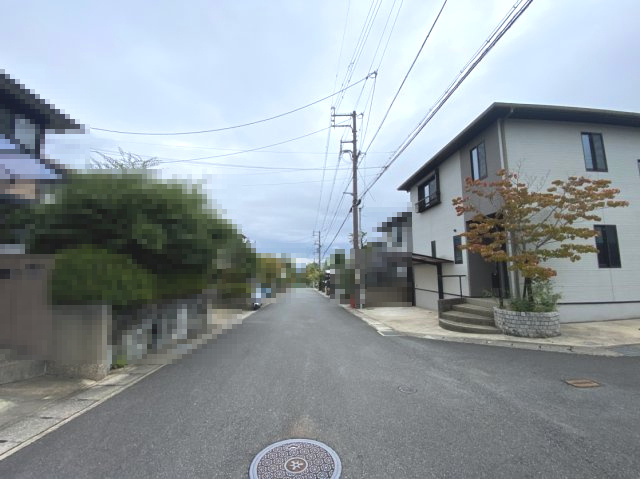 【価格改定】京都市西京区御陵峰ケ堂町2丁目の前面道路含む現地写真|北西角地
幅員約6.0mで駐車もしやすいです。