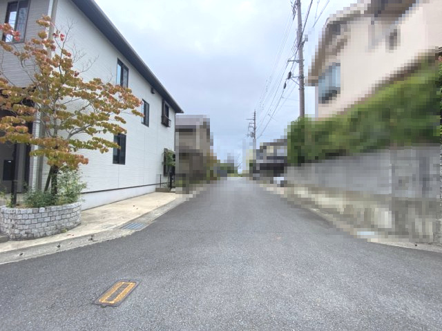 京都市西京区御陵峰ケ堂町2丁目の前面道路含む現地写真|前道が広々とした閑静な住宅地です。
