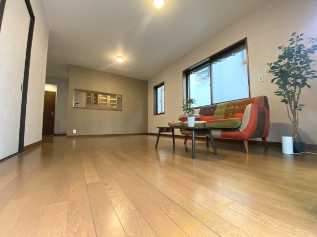 【価格改定】京都市西京区御陵峰ケ堂町2丁目の居間・リビング|対面キッチンのある広々LDK（約17.4帖）
ご家族との会話を楽しみながらお料理ができます！