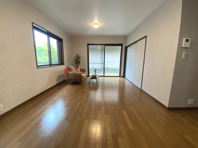 京都市西京区御陵峰ケ堂町2丁目の居間・リビング|二面採光で明るいリビングです(^^)/