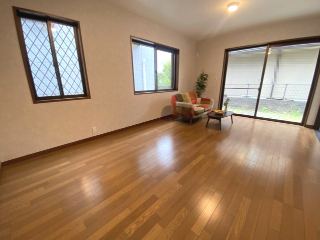 【価格改定】京都市西京区御陵峰ケ堂町2丁目の居間・リビング|令和7年8月リフォーム済みです！
クロス全て貼替されております。