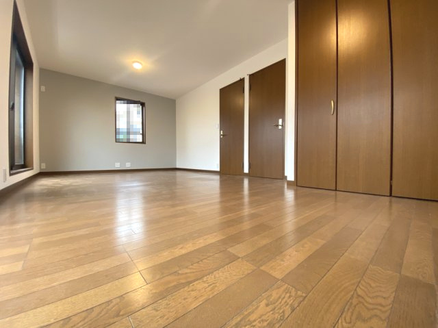 京都市西京区御陵峰ケ堂町2丁目の居間・リビング|LDK内には便利な収納スペースもございます！
調理器具やお掃除道具等をスッキリ収納可能です。