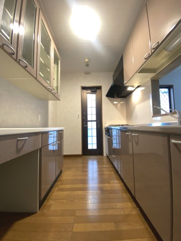 【価格改定】京都市西京区御陵峰ケ堂町2丁目のキッチン|収納豊富なシステムキッチン！
背面にはキャビネットもあり、キッチンまわりをすっきりと保てます！