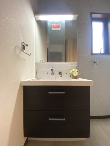 【価格改定】京都市西京区御陵峰ケ堂町2丁目の独立洗面台|洗面台新調済みです！
洗面台隣には、洗濯機置き場がございます。