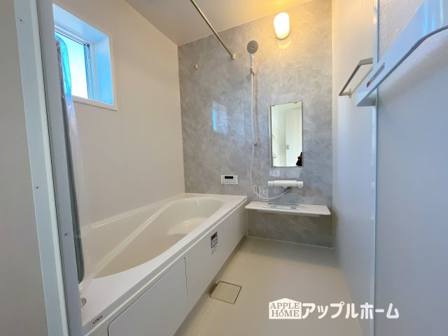【新築戸建】深谷市上柴町西第5の浴室|窓付きのバスルームは、採光もあり明るく気持ちの良い空間です。窓があることで、換気環境も良好。掃除もスムーズに出来ます