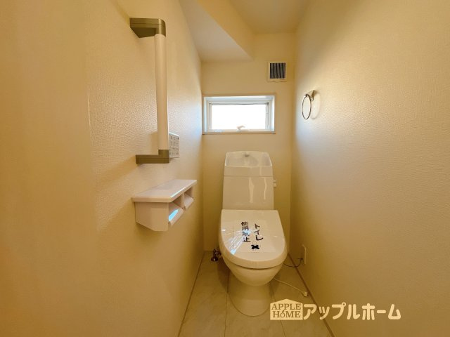 【新築戸建】深谷市上柴町西第5のトイレ|温水洗浄器付き便座を標準装備してます♪窓付きで明るく、快適空間となっております。毎日使う場所だからこその配慮です。