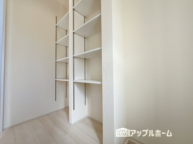 【新築戸建】深谷市上柴町西第5の収納|明るく清潔感のある玄関でお客様を迎えるスペースをパッと明るい印象に！大容量の収納力で大家族の履物もすっきり収納できます♪