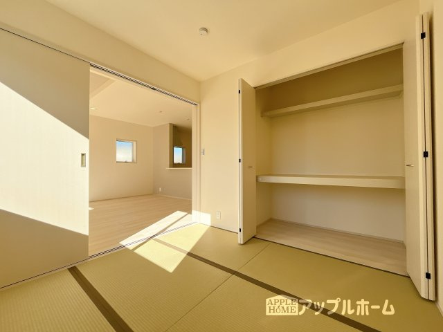【新築戸建】深谷市上柴町西第5の和室|広々とした居住空間は日々の暮らしを彩り、心のやすらぎと満足感を与えてくれます。通風と採光を考慮した設計は子供たちはのびのび育ち、家族でくつろぎと団らんを生み出します。