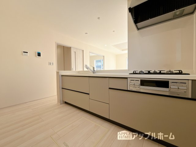 【新築戸建】深谷市上柴町西第5のキッチン|見栄えもよくお手入れもスムーズに出来ます。豊富な収納力もございますので、キッチンスペースをスッキリとお使い頂けそうです。