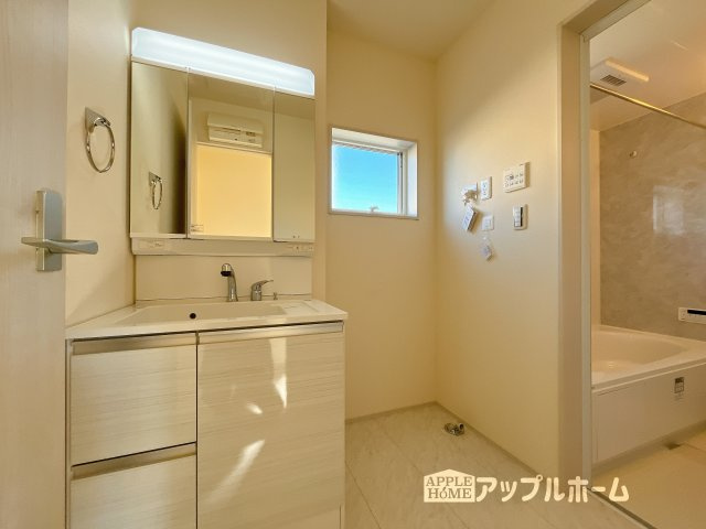【新築戸建】深谷市上柴町西第5の独立洗面台|ゆとりの洗面スペースで朝の身支度も快適スムーズに。３面鏡で髪のセットやお化粧もストレスなくこなせ、朝から気分良く通勤通学に向かえそうですね！鏡の裏にはたっぷりと収納スペースを標準装備