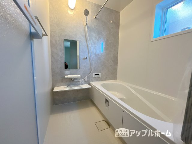 【新築戸建】深谷市上柴町西第5の浴室|窓付きのバスルームは、採光もあり明るく気持ちの良い空間です。窓があることで、換気環境も良好。掃除もスムーズに出来ます