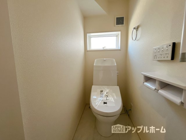 【新築戸建】深谷市上柴町西第5のトイレ|温水洗浄器付き便座を標準装備してます♪窓付きで明るく、快適空間となっております。毎日使う場所だからこその配慮です。