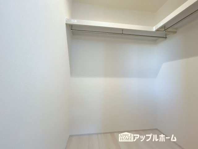 【新築戸建】深谷市上柴町西第5の収納|お洋服を大切にされる方に大変喜ばれる、ウォークインクローゼット。お洋服以外にも掃除機やスーツケースなどを一箇所に集約できるのは魅力ですね！扉が一箇所ですので、お部屋の見た目にもスッキリ！