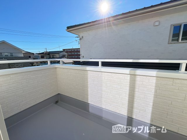 【新築戸建】深谷市上柴町西第5のバルコニー|家族分の洗濯物もしっかり干せます。日当たりも良く、毎日のお洗濯が楽しくなりそう♪お布団は手軽に干せていつもポカポカに☆