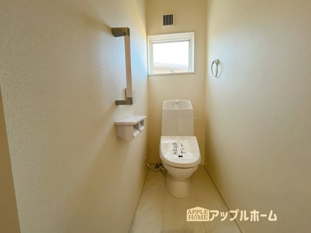 【新築戸建】深谷市上柴町西第5のトイレ|温水洗浄器付き便座を標準装備してます♪窓付きで明るく、快適空間となっております。毎日使う場所だからこその配慮です。