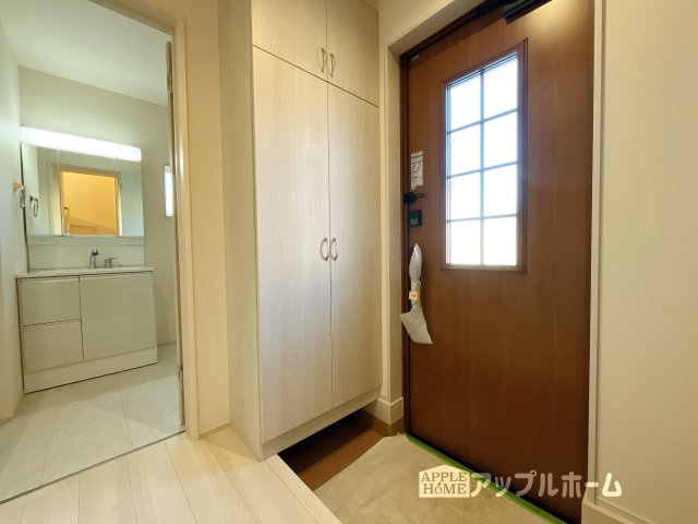 【新築戸建】深谷市上柴町西第5の玄関|住まう人も来客も入った時にワクワクさせてくれるオシャレな玄関♪収納もたっぷりあるので、靴がたくさんあっても安心！