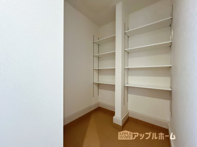 【新築戸建】深谷市上柴町西第5の収納|明るく清潔感のある玄関でお客様を迎えるスペースをパッと明るい印象に！大容量の収納力で大家族の履物もすっきり収納できます♪