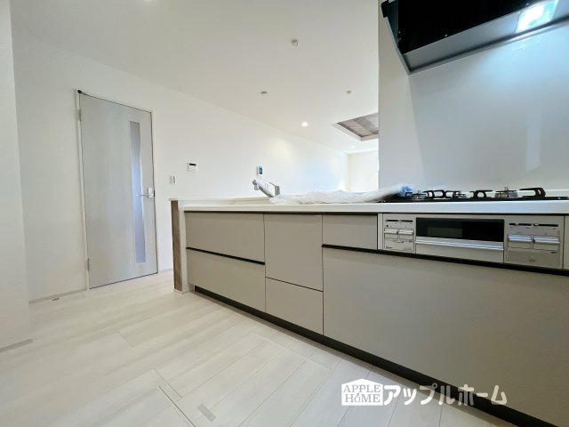 【新築戸建】深谷市上柴町西第5のキッチン|見栄えもよくお手入れもスムーズに出来ます。豊富な収納力もございますので、キッチンスペースをスッキリとお使い頂けそうです。