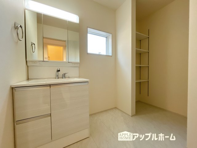 【新築戸建】深谷市上柴町西第5の独立洗面台|ゆとりの洗面スペースで朝の身支度も快適スムーズに。３面鏡で髪のセットやお化粧もストレスなくこなせ、朝から気分良く通勤通学に向かえそうですね！鏡の裏にはたっぷりと収納スペースを標準装備