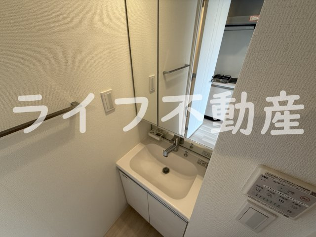 アドバンス大阪バレンシアの独立洗面台|独立洗面台あり、毎朝おしゃれに忙しい女性の方におすすめです