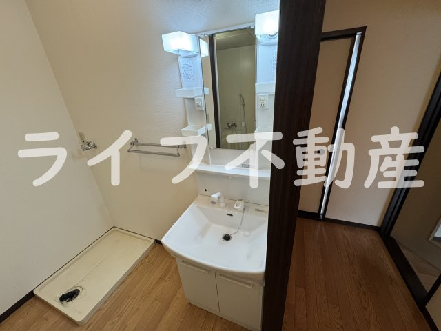 アイケイハイツ高井田B棟の独立洗面台|朝の支度にも助かる、独立の洗髪洗面化粧台