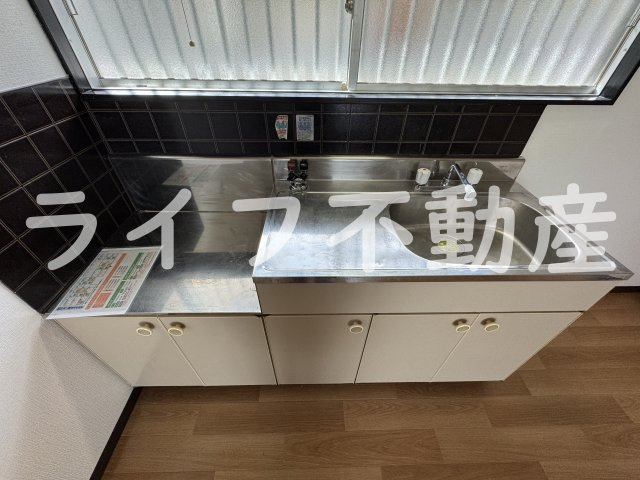 アイケイハイツ高井田B棟のキッチン|コンパクトなキッチンで掃除もラクラク