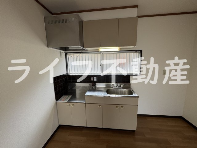 アイケイハイツ高井田B棟のキッチン|コンパクトなキッチンで掃除もラクラク