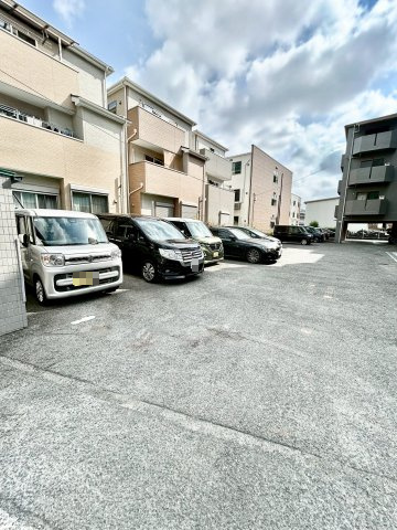 三杉プチシャトーの駐車場