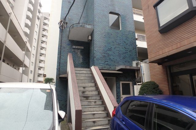 真砂マンションのエントランス