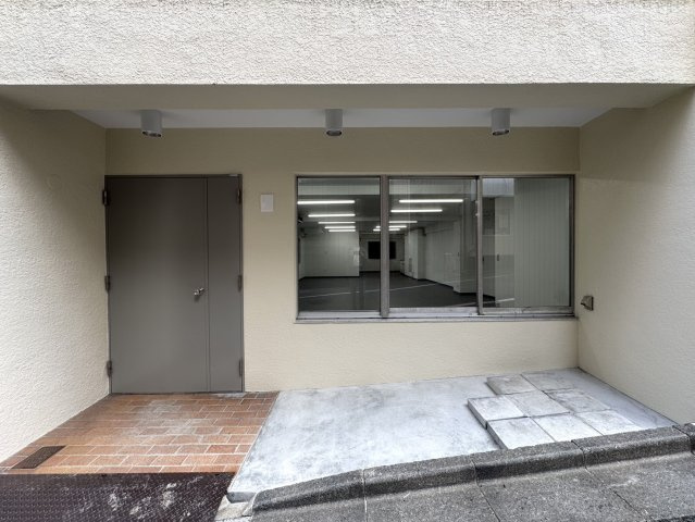 林ビルのエントランス