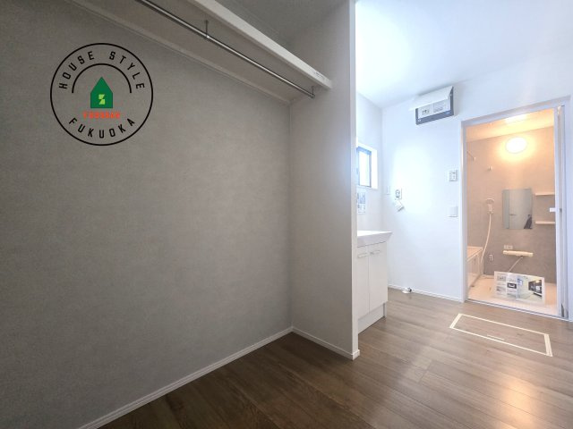 福津市福間南3丁目第4-1棟（1号棟）の内観：施工例|ゆとりの洗面スペースで朝の身支度もスムーズに。暮らしを快適に変えるシャワー付洗面台です！