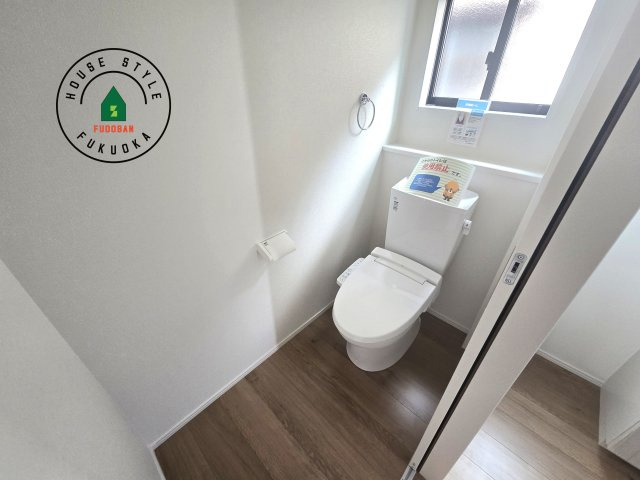 福津市福間南3丁目第4-1棟（1号棟）の内観：施工例|温水洗浄便座を完備しております。2ヶ所にトイレがあるのは朝の慌ただしい時間も安心です。