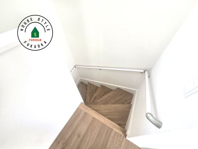 福津市福間南3丁目第4-1棟（1号棟）の内観：施工例|階段からも明るい光が入ります。採光や通風も階段の重要な役割です。