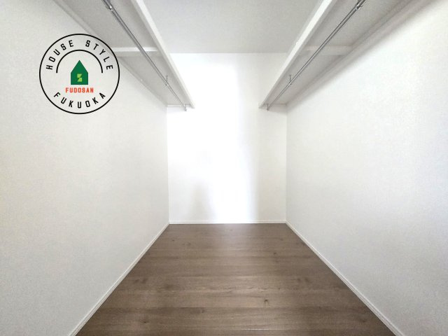 福津市福間南3丁目第4-1棟（1号棟）の内観：施工例|洋服や大きな荷物が多い方や人数の多いご家族などは、一般的なクローゼットよりもウォークインクローゼットのほうが使い勝手が良いです。
