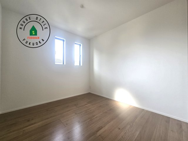 福津市福間南3丁目第4-1棟（1号棟）の内観：施工例|柔らかい陽光が差し込む明るいお部屋を演出する設計。彩光の取れる窓が気持ちの良いお部屋を創り上げます。