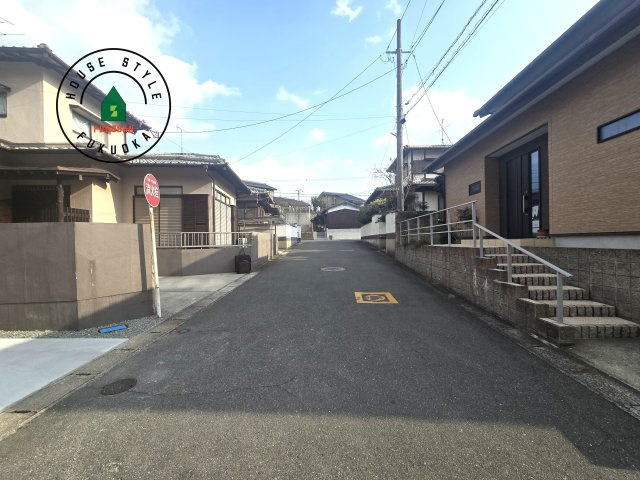福津市福間南3丁目第4-1棟（1号棟）の前面道路含む現地写真|前面道路は閑静な住宅地をはしる車通りの少ない道路。お車の出し入れが苦手なママや小さなお子様にも安心ですね。しっかり舗装もされているので、ベビーカーや自転車で通っても快適に通行できます。