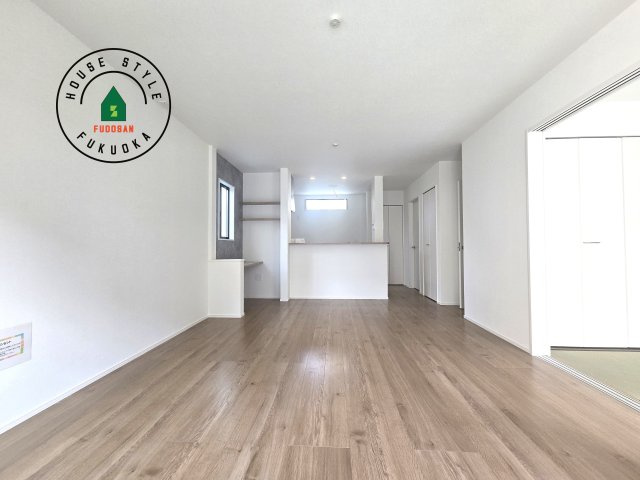 福津市福間南3丁目第4-1棟（1号棟）の内観：施工例|ご家族を近くに感じられる対面キッチンのLDK。会話もはずみそうですね。