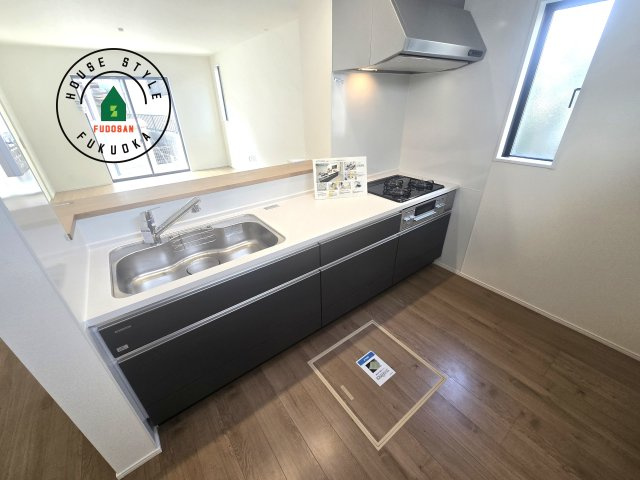 福津市福間南3丁目第4-1棟（1号棟）の内観：施工例|ダイニングテーブルへの配膳がラクラク、お料理はかどるカウンター付きシステムキッチン！