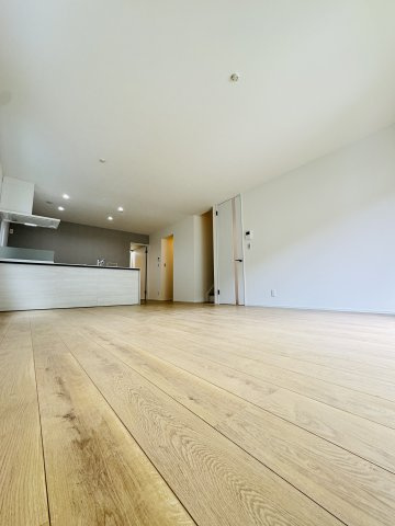 NATURE BLACK HOUSE ― 鎌倉の緑に溶け込む、黒の美学の居間・リビング