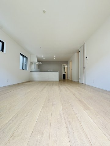 NATURE BLACK HOUSE ― 鎌倉の緑に溶け込む、黒の美学の居間・リビング