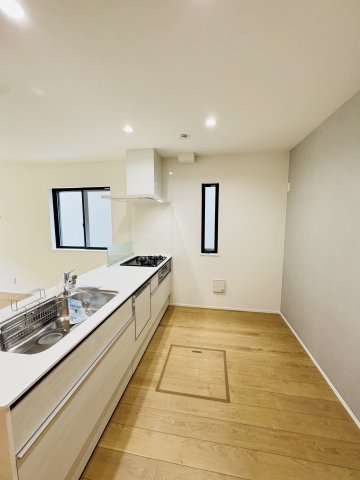 NATURE BLACK HOUSE ― 鎌倉の緑に溶け込む、黒の美学のキッチン