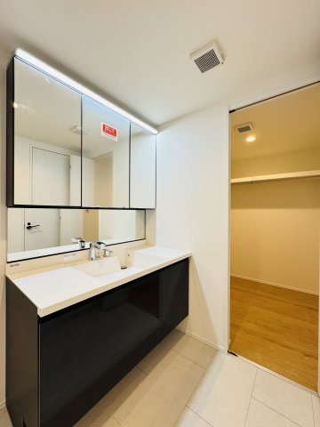 NATURE BLACK HOUSE ― 鎌倉の緑に溶け込む、黒の美学のキッチン