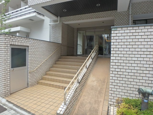 ニューハイツ湯島のエントランス