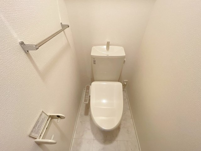 メゾンレジデンスのトイレ|温水洗浄便座付きトイレです。