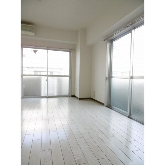 エレガンス綾瀬６の居間・リビング