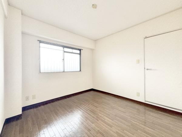 【子供部屋】 | サン北野田ハイツ | 木目のフローリングが暖かみのある室内に。