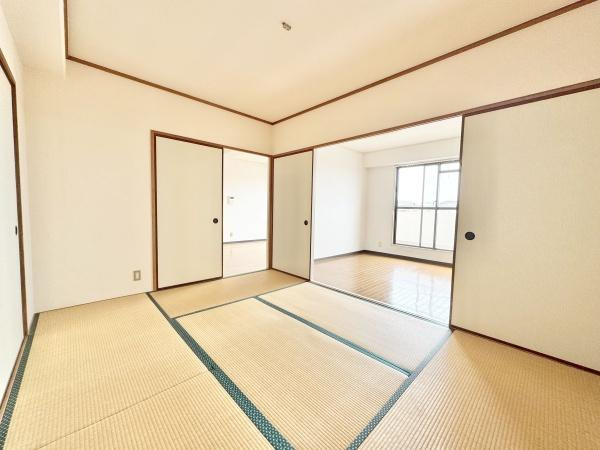 【和室】 | サン北野田ハイツ | 和室の間の扉を開けることで、開放感あふれる空間に！

