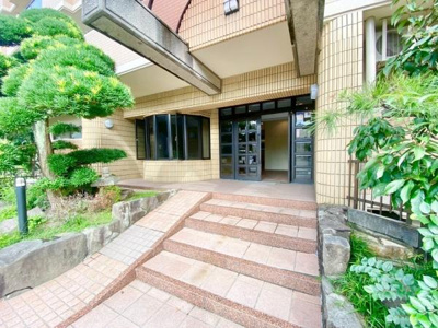 【エントランス】 | サン北野田ハイツ | 流行に左右されず、将来にわたって価値が継続する「上質」な佇まい。おしゃれな雰囲気や自然の潤い、親しみやすさといった暮らしを豊かにしてくれる住空間です。